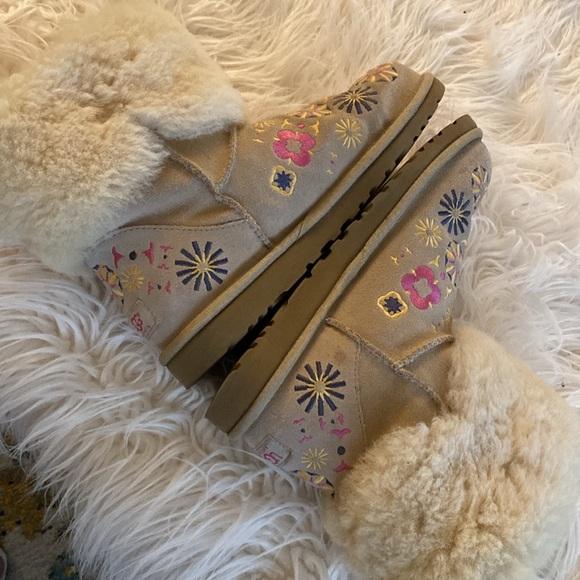 RARE embroidered UGG boots - Picture 5 of 10